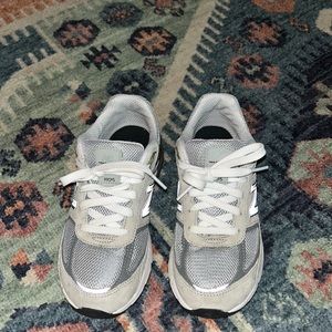 New Balance Kids' 990 V5 Sneaker.